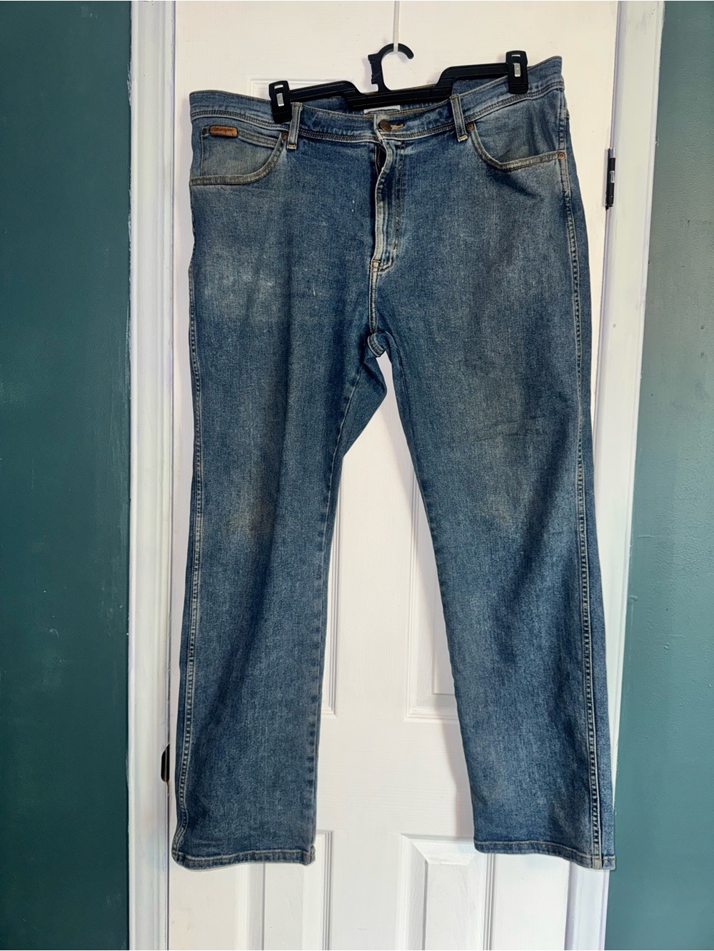 Wrangler Classic Straight Men's Jeans in Medium Blue - Picture 1 of 6
